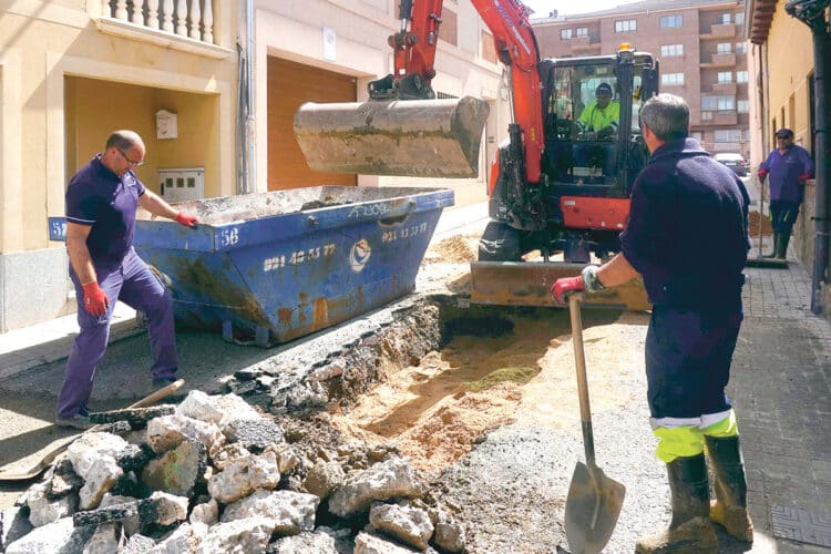 Obras de reparación de una tubería en la calle Alonso Ledesma de Segovia.  / EA