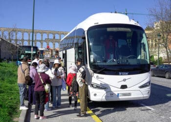 Parada de autobuses turísticos en Vía Roma. / Héctor Criado