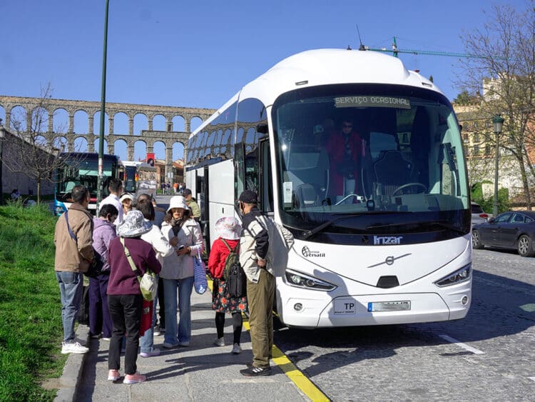 Parada de autobuses turísticos en Vía Roma. / Héctor Criado