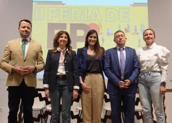 Diego del Pozo, Raquel Alonso, María José Tapia, Alfonso Guerra y Beatriz Serrano, en la presentación. de la Feria de Formación Profesional de Segovia. / Alejandra Serna