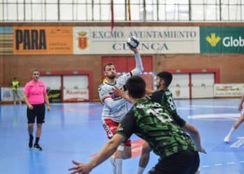 David Fernández busca un pase en un instante de partido entre BM Nava y REBI Cuenca/JUAN ALBERTO LILLO