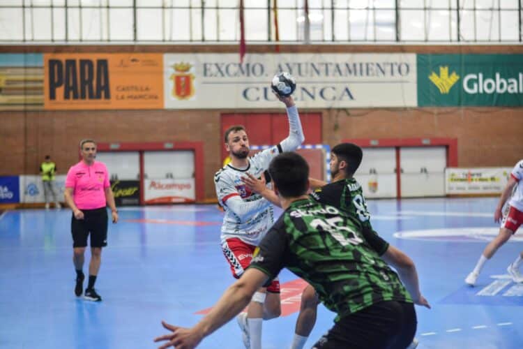 David Fernández busca un pase en un instante de partido entre BM Nava y REBI Cuenca/JUAN ALBERTO LILLO