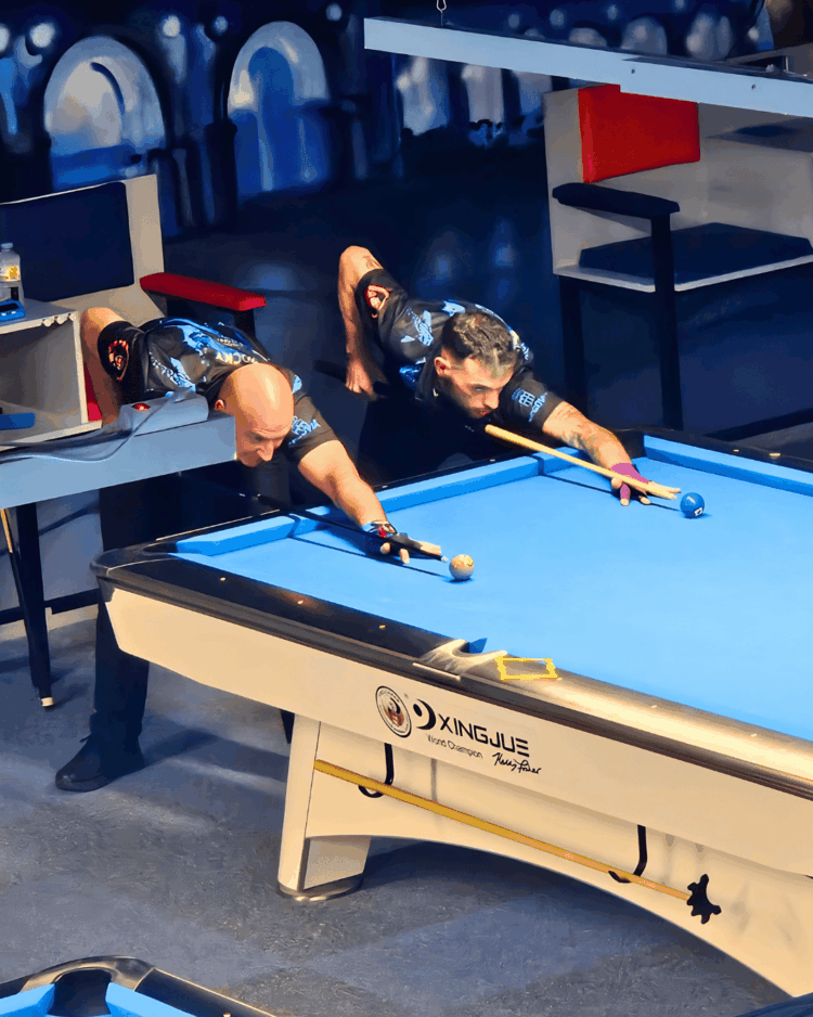 La delegación del club segoviano durante la cita en Salamanca./SEGOPOOL