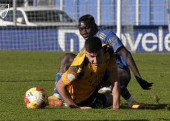 René pugna con un rival durante un instante del encuentro entre Segoviana y Oviedo Vetusta celebrado en El Requexón./J.MARTÍN-G. SEGOVIANA