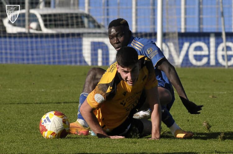 René pugna con un rival durante un instante del encuentro entre Segoviana y Oviedo Vetusta celebrado en El Requexón./J.MARTÍN-G. SEGOVIANA