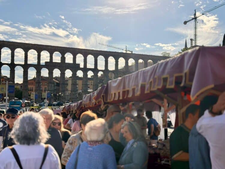 Público, mercados y el Acueducto de fondo en el Segovia Decus Romae. / Ayuntamiento