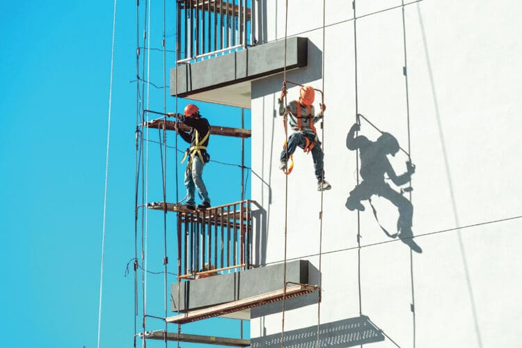 Trabajadores de la construcción realizando labores en altura./ FREEPIK