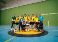 Comercial Zamora posa con el trofeo como ganador del XX Maratón de fútbol sala de Bernardos./ACDVC