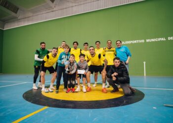Comercial Zamora posa con el trofeo como ganador del XX Maratón de fútbol sala de Bernardos./ACDVC