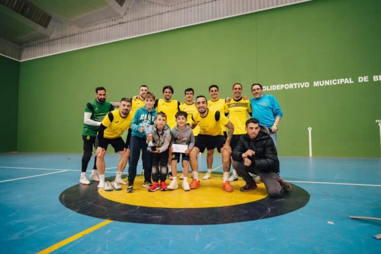 El Comercial Zamora, campeón del Maratón de Bernardos 1 Comercial Zamora posa con el trofeo como ganador del XX Maratón de fútbol sala de Bernardos./ACDVC