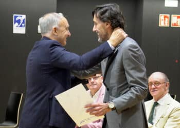El rector de la UVA, Antonio Largo, felicita a Juan Carlos Manrique, en la toma de posesión como decano de la Facultad de Educación de Segovia. / HÉCTOR CRIADO
