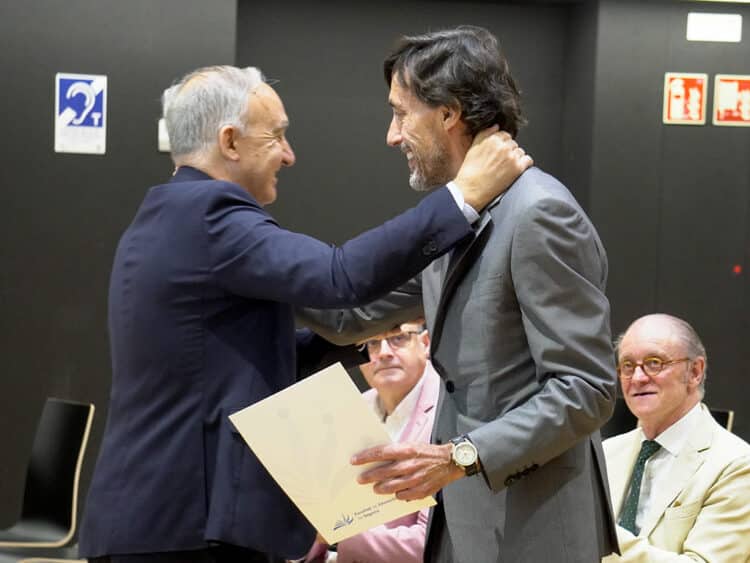 El rector de la UVA, Antonio Largo, felicita a Juan Carlos Manrique, en la toma de posesión como decano de la Facultad de Educación de Segovia. / HÉCTOR CRIADO