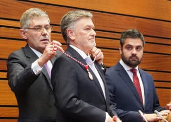 Vázquez recibe la medalla como presidente de las Cortes. / LETICIA PÉREZ - ICAL