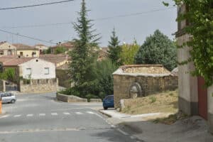 La torre que vigila las eras (I) 2 En la actualidad, Torre Val de San Pedro, que aglutina tres pequeños núcleos poblacionales (La Torre, El Valle y La Salceda), cuenta con unos 180 habitantes censados.