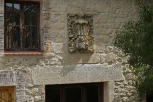 La torre que vigila las eras (I) 4 Escudo de la fachada del Ayuntamiento con fecha de 1891.