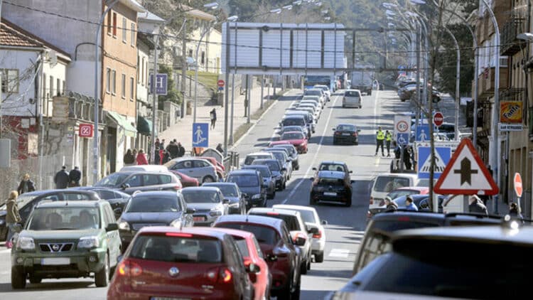 Atasco en la travesía de San Rafael. /E.A