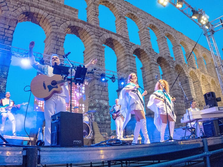 Tributo de Abba, durante las pasadas fiestas de Segovia. / Héctor Criado (4)