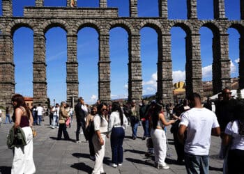 Gente en la plaza del Azoguejo. / MARIO ANTÓN LOBO