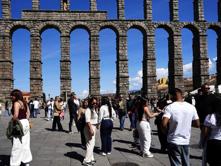 Gente en la plaza del Azoguejo. / MARIO ANTÓN LOBO