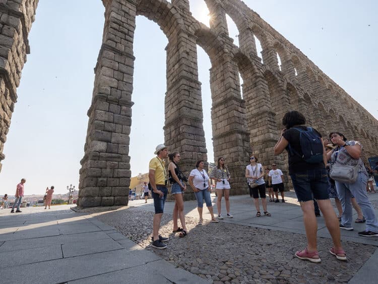 Visita guiada en la plaza del Azoguejo, con el Acueducto de fondo. / KAMARERO