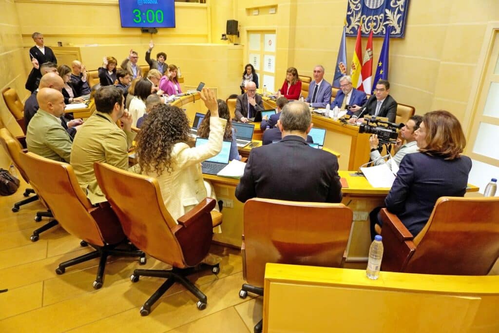 Votación de los presupuestos durante el último plano del Ayuntamiento. Héctor Criado.