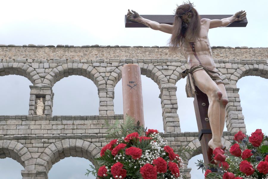 Uno de los pasos de la Semana Santa segoviano durante su recorrido hasta el Acueducto. EL ADELANTA