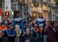 Calle Real de Segovia, abarrotada de público, el día del pregón inaugural de la Semana Santa 2026. / HÉCTOR CRIADO
