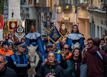 Calle Real de Segovia, abarrotada de público, el día del pregón inaugural de la Semana Santa 2026. / HÉCTOR CRIADO