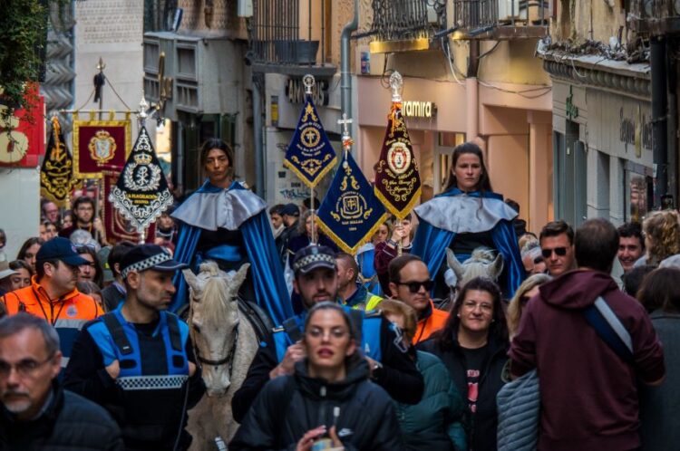 Calle Real de Segovia, abarrotada de público, el día del pregón inaugural de la Semana Santa 2026. / HÉCTOR CRIADO