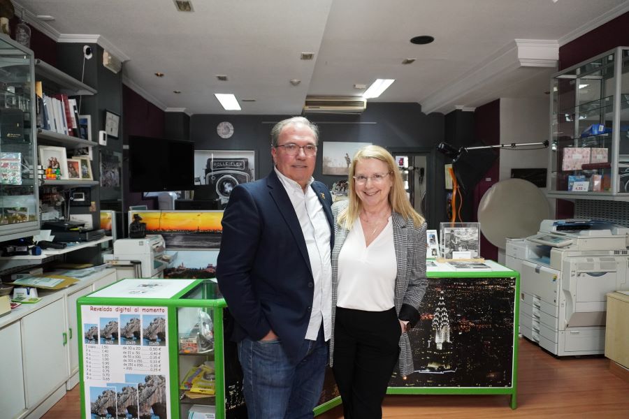 Juan Luis Misis y su mujer, Blanca Sánchez, en el estudio de fotografía. / HÉCTOR CRIADO