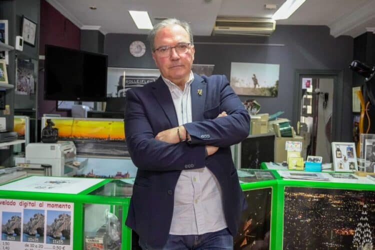 Juan Luis Misis pondrá fin a toda una vida profesional dedicada a la fotografía el próximo 1 de junio. HÉCTOR CRIADO