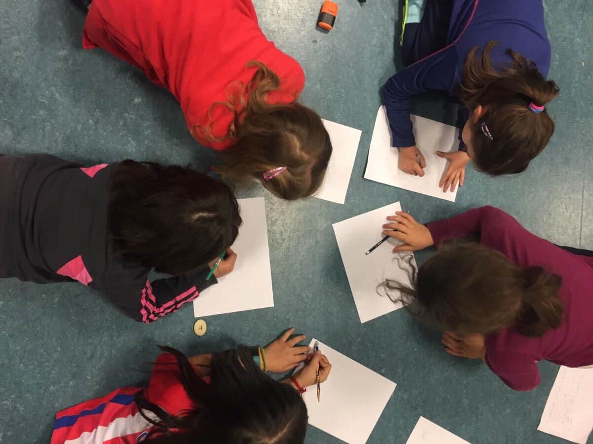 Actividad infantil en el interior de un bibliobús.