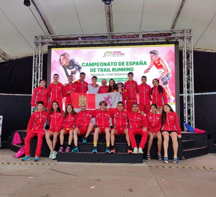 El equipo de Castilla y León durante la presentación del Nacional./FETACYL