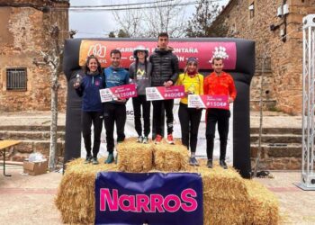 Claudia Corral posa como campeona autonómica en Narros./FDMESCYL