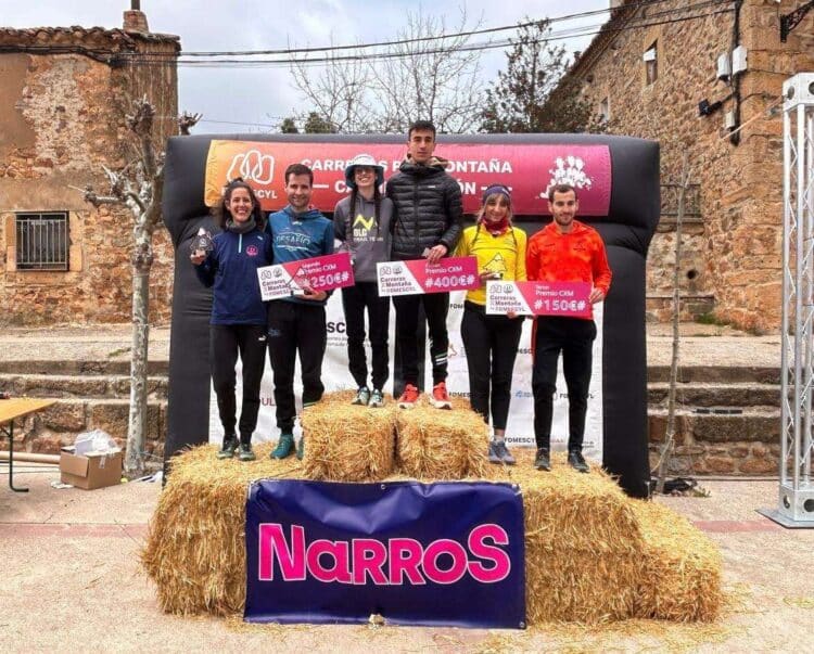 Claudia Corral posa como campeona autonómica en Narros./FDMESCYL