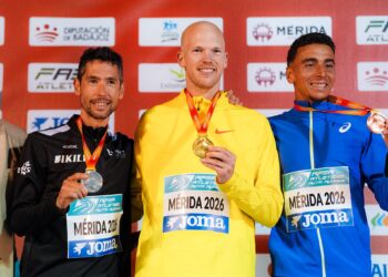 El segoviano Javi Guerra posa con los primeros clasificados en el Campeonato de España de Media Maratón en Mérida./RFEA