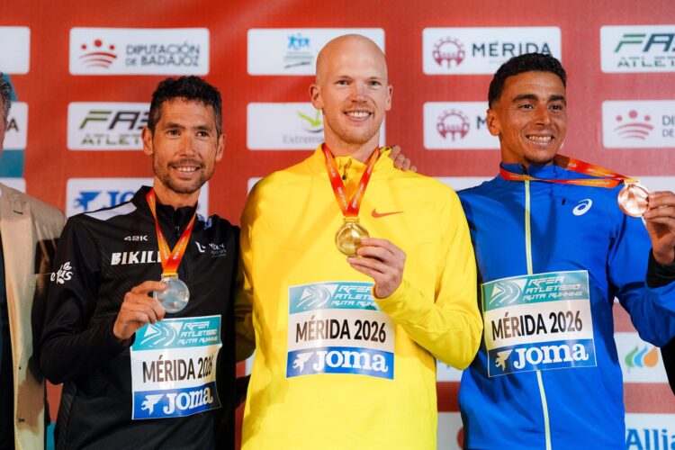 El segoviano Javi Guerra posa con los primeros clasificados en el Campeonato de España de Media Maratón en Mérida./RFEA