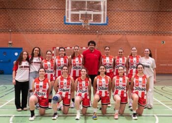 Foto de familia de la plantilla del primer equipo femenino durante el presente curso. /JUAN LUIS MISIS