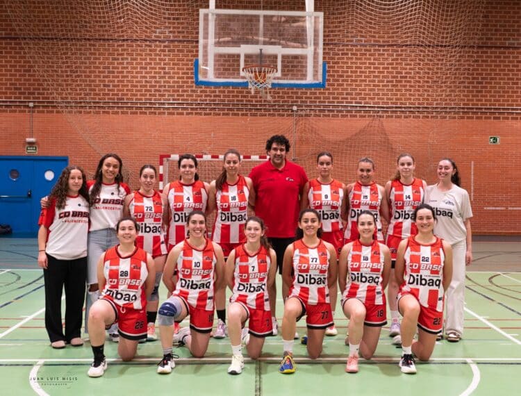 Foto de familia de la plantilla del primer equipo femenino durante el presente curso. /JUAN LUIS MISIS