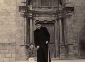 Don Abundio frente a la entrada de la iglesia de San Eutropio de El Espinar.
