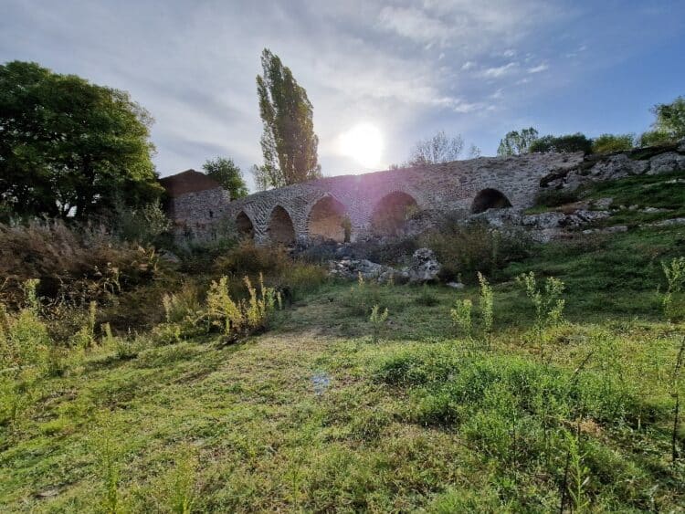 Inmediaciones del puente El Naranjo / ASOCIACIÓN DE AMIGOS DEL PATRIMONIO NATU-RAL, HISTÓRICO Y CULTURAL DE MARTÍN MUÑOZ DE LAS POSADAS