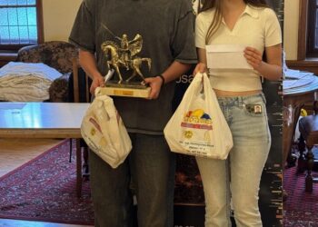 Andrés Rodríguez y Sara Gil posan como ganadores del torneo./SEGOAJEDREZ