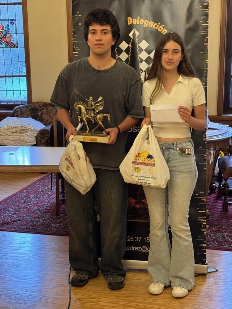 Andrés Rodríguez y Sara Gil posan como ganadores del torneo./SEGOAJEDREZ