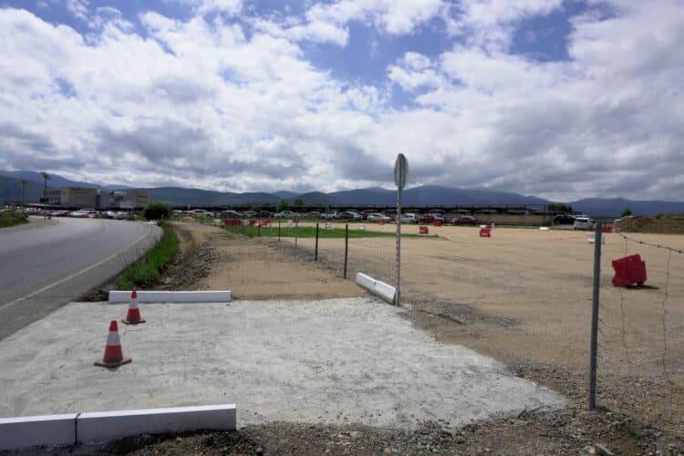 Parking provisional en la estación del AVE-Guimar este 30 de abril. / Héctor Criado