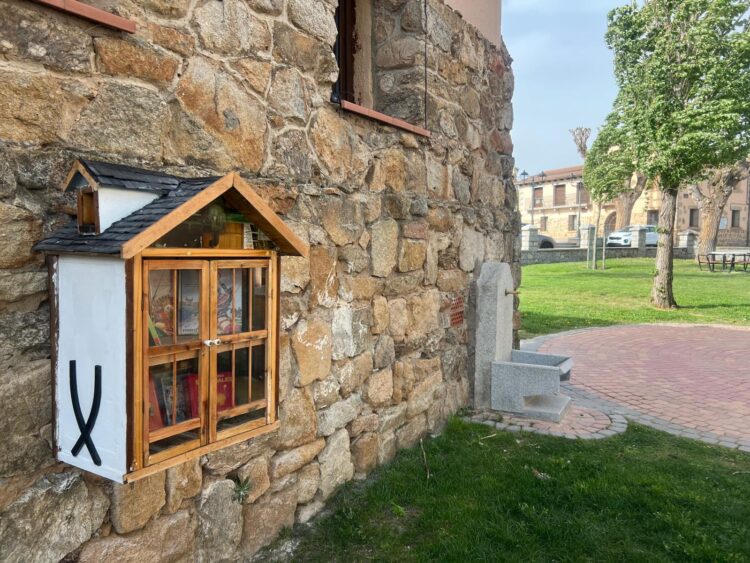 Caseta de libros / AYTO. DE LA LOSA