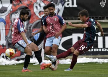 Fer Llorente pugna con un rival durante un instante del encuentro entre Segoviana y Ávila celebrado en La Albuera./J.MARTÍN-G. SEGOVIANA