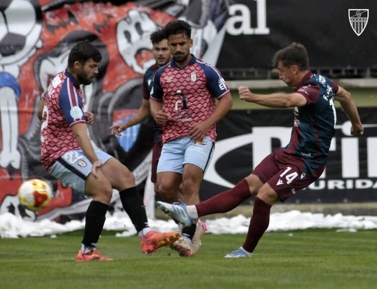 Fer Llorente pugna con un rival durante un instante del encuentro entre Segoviana y Ávila celebrado en La Albuera./J.MARTÍN-G. SEGOVIANA