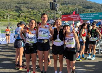 Claudia Corral, junto al equipo femenino, durante la cita en Oviedo./FETACYL
