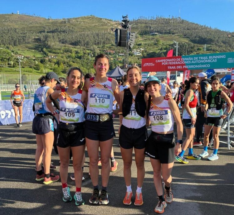 Claudia Corral, junto al equipo femenino, durante la cita en Oviedo./FETACYL