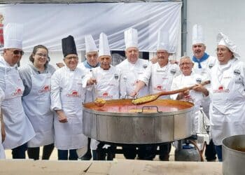 Vicente Calle, con gorro negro, y otros miembros de la asociación durante la pasada edición de la Feria del Chorizo de Cantimpalos.